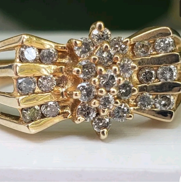 Jewelry - 14kt diamond cluster ring